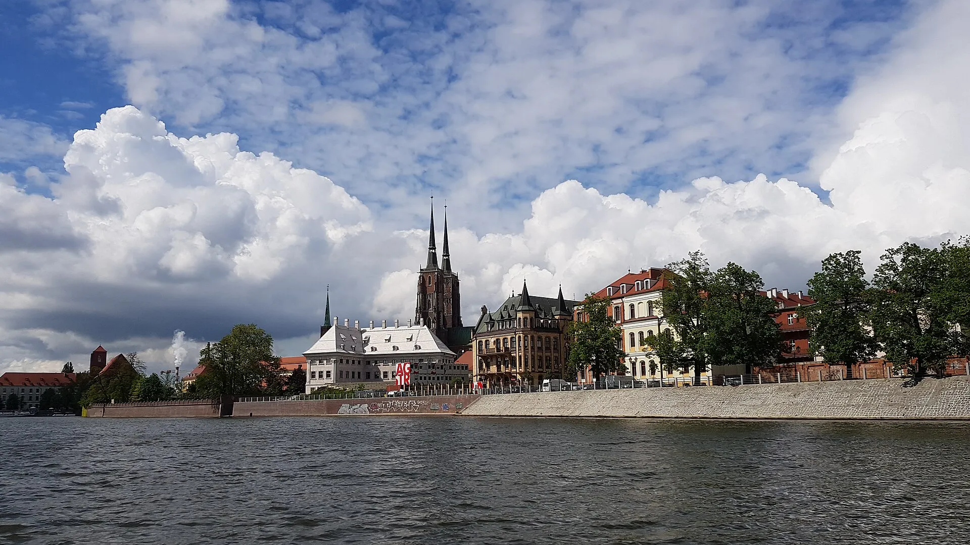 Widok z Odry na Ostrów Tumski i katedrę we Wrocławiu w 2019 roku