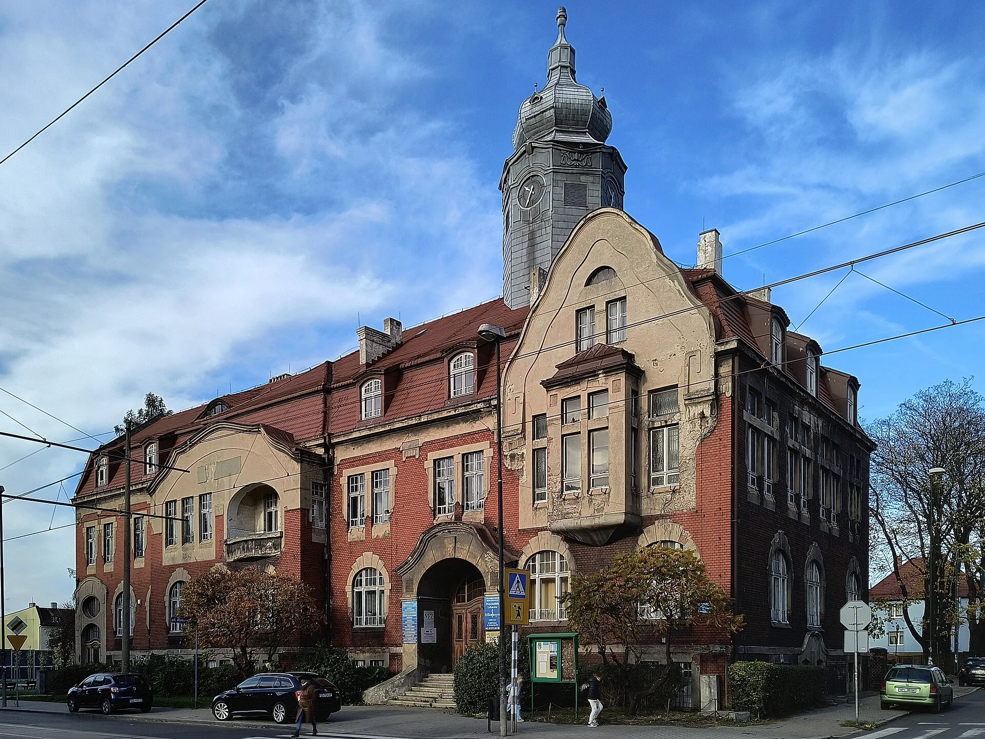 Zabytkowy ratusz w zabrzańskich Mikulczycach w 2023 roku