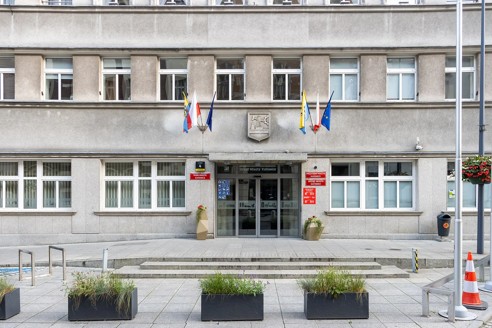 Wejście do Urzędu Miasta Katowice w 2024 roku