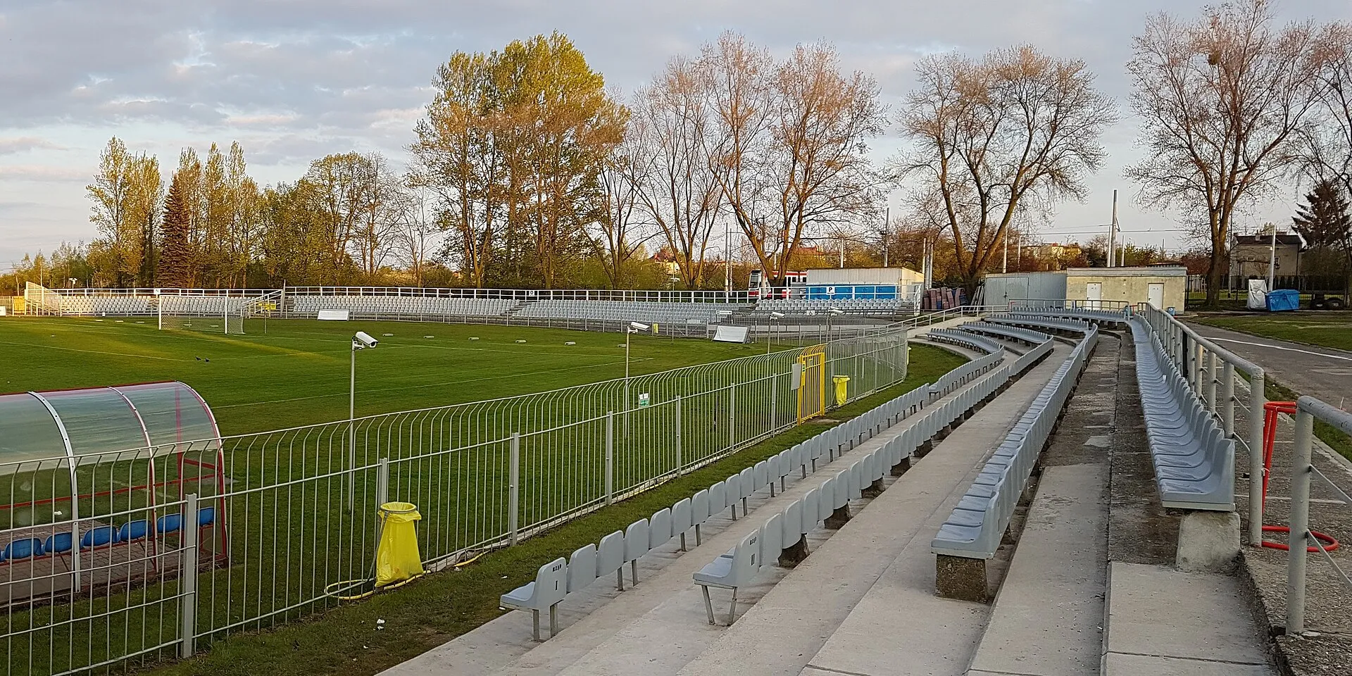 Południowa strona Miejskiego Stadionu Piłkarskiego Raków w Częstochowie w 2017 roku