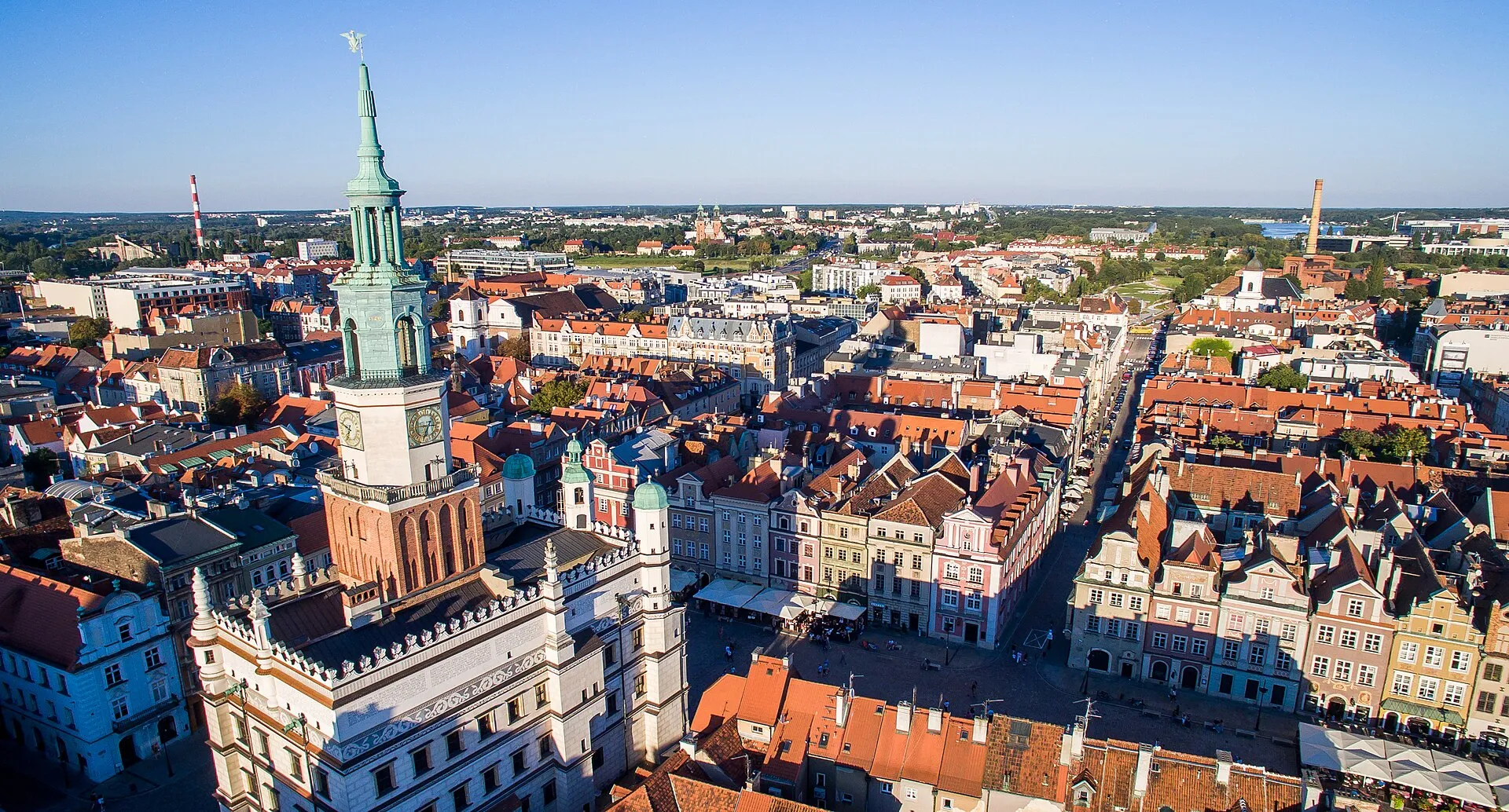 Widok na Ratusz i Stare Miasto w Poznaniu w 2016 roku