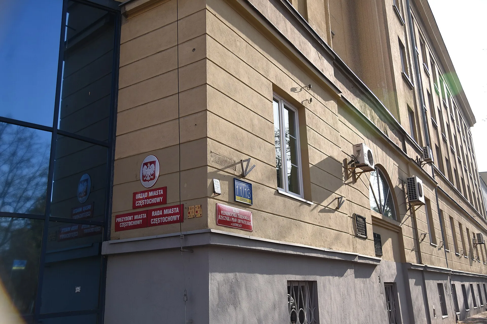 Urząd Miasta Częstochowy przy skrzyżowaniu z ulicą Śląską w 2019 roku