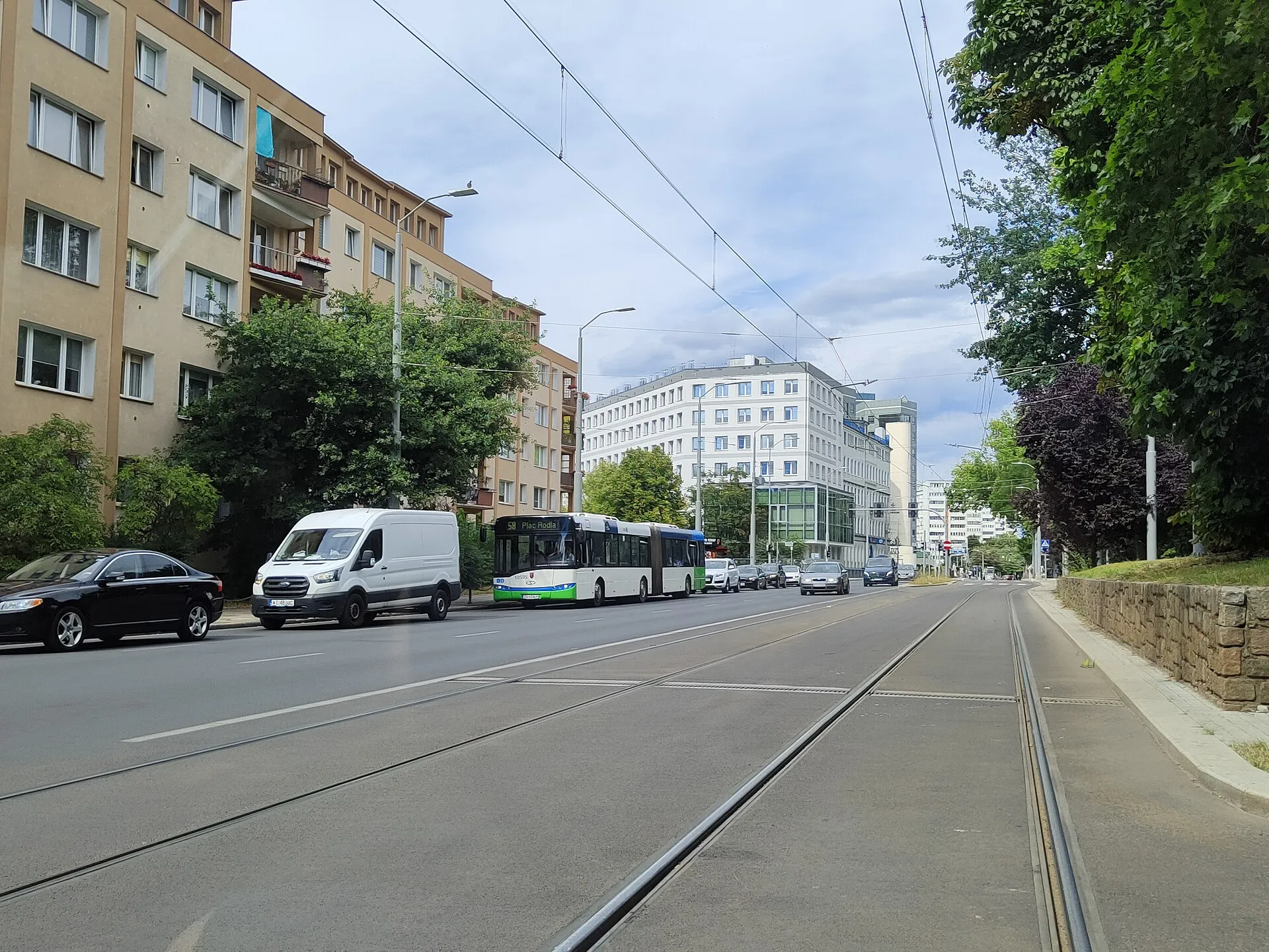 Ulica Matejki w Szczecinie z autobusami i torowiskiem, lipiec 2022
