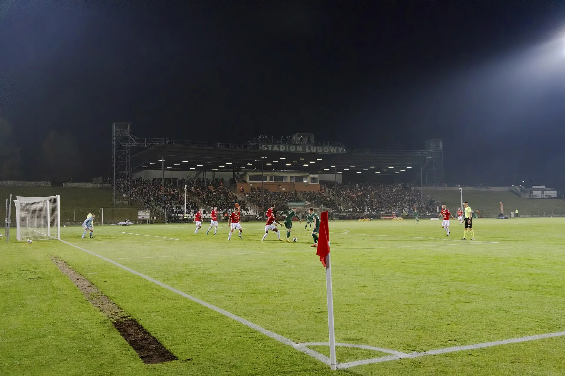 Stadion Ludowy w Sosnowcu podczas meczu piłkarskiego w 2022 roku