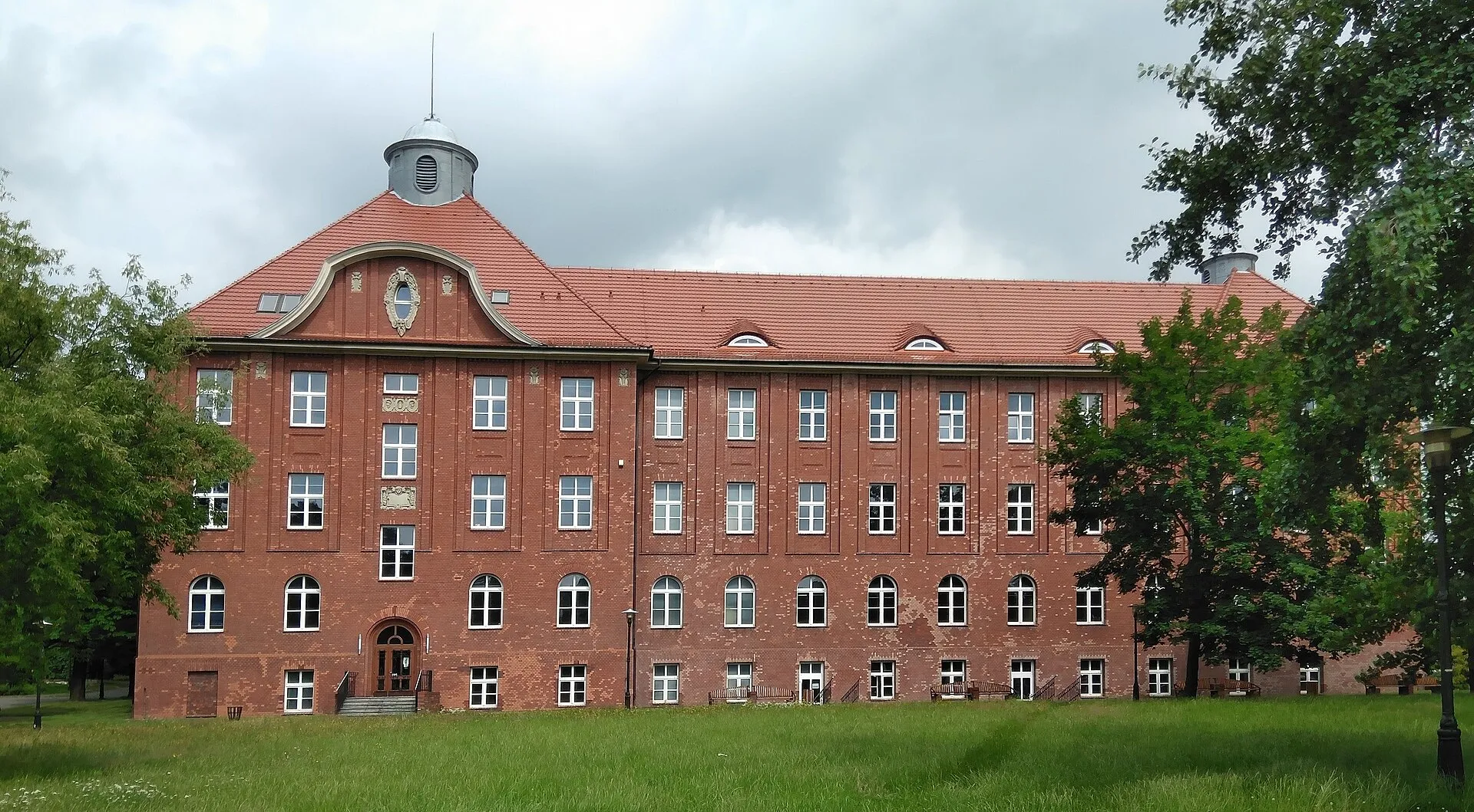 Budynek kampusu Uniwersytetu Ekonomicznego w Rybniku w 2020 roku