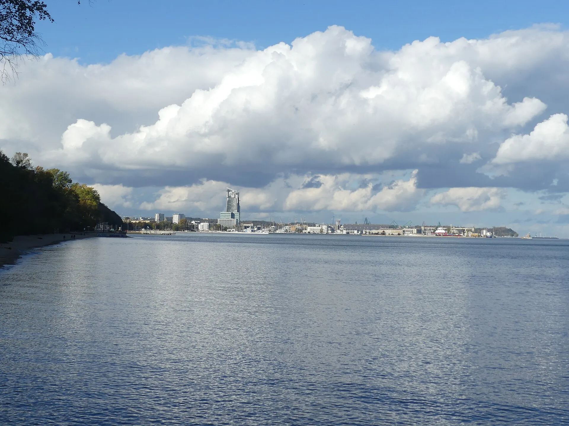 Panorama Gdyni z Sea Towers nad Zatoką Gdańską w 2023 roku