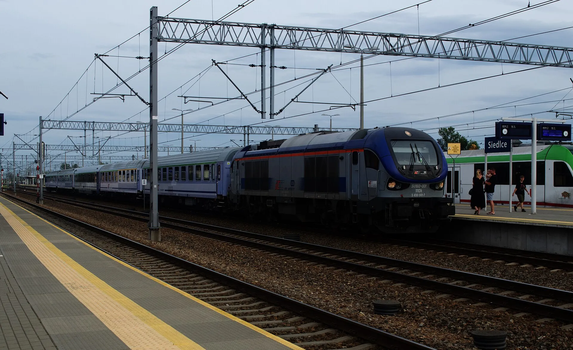 Pociąg PKP Intercity na stacji kolejowej w Siedlcach w 2023 roku