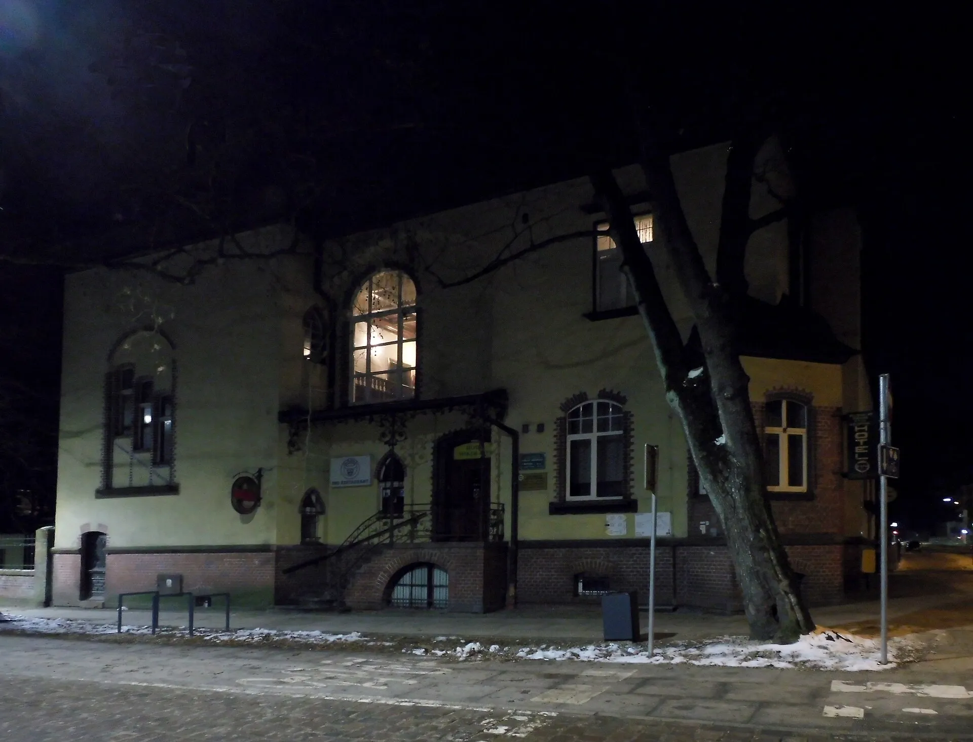 Hotel PTTK Mikołajek i restauracja I po byku w Słupsku nocą