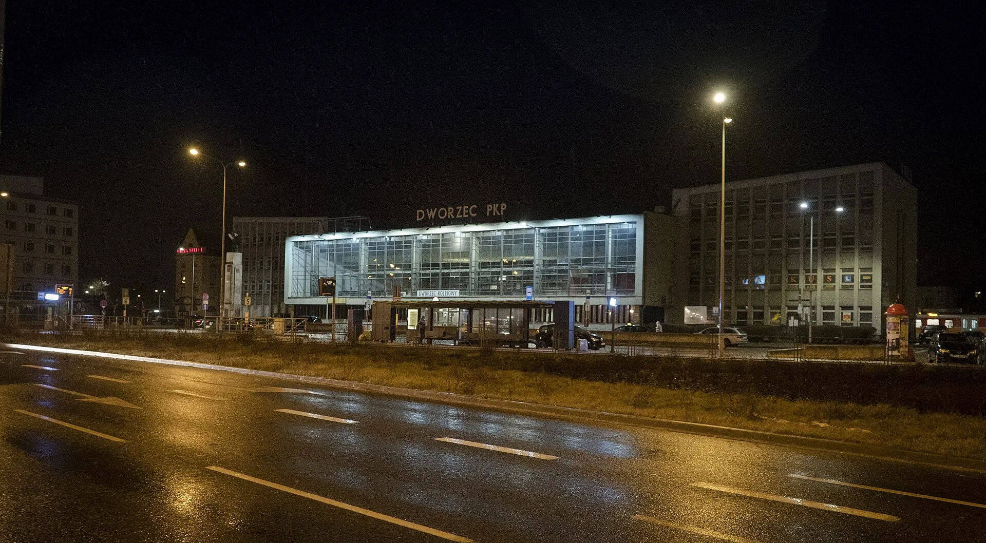 Dworzec PKP w Kielcach nocą od strony ulicy Żelaznej