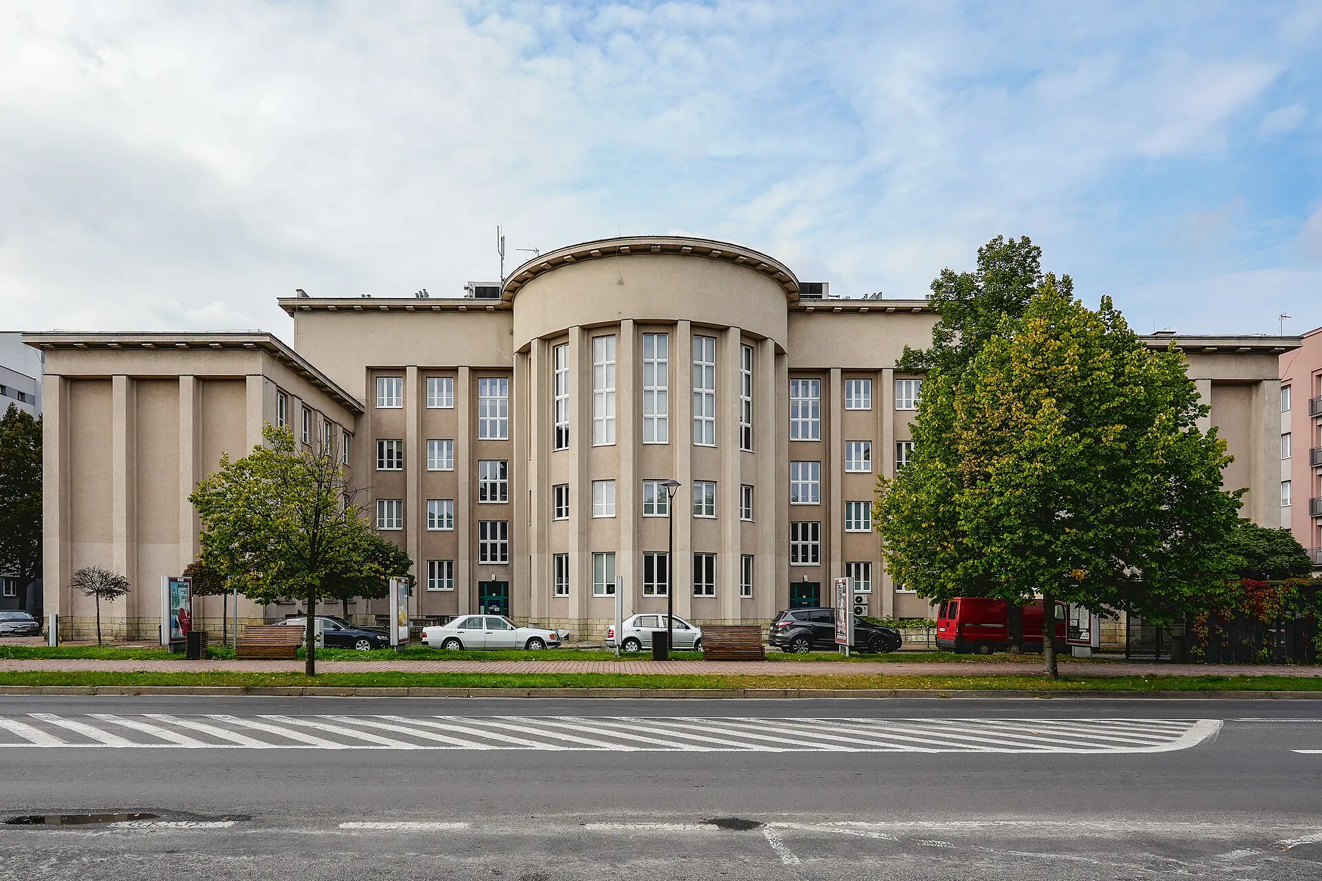 Modernistyczny budynek Urzędu Miasta w Sosnowcu .- fasada od ulicy Mościskiego
