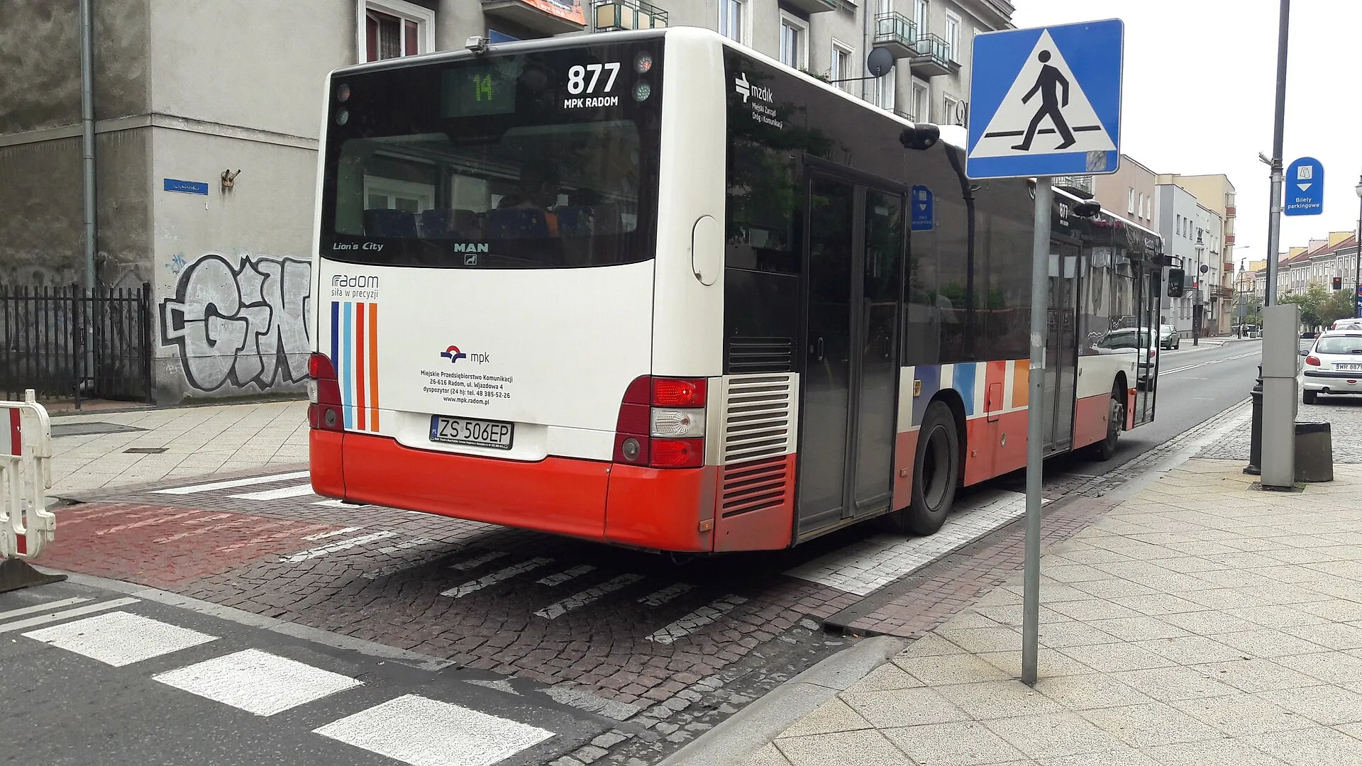 Autobus miejski przy wyniesionym przejściu dla pieszych na ulicy Mickiewicza w Radomiu