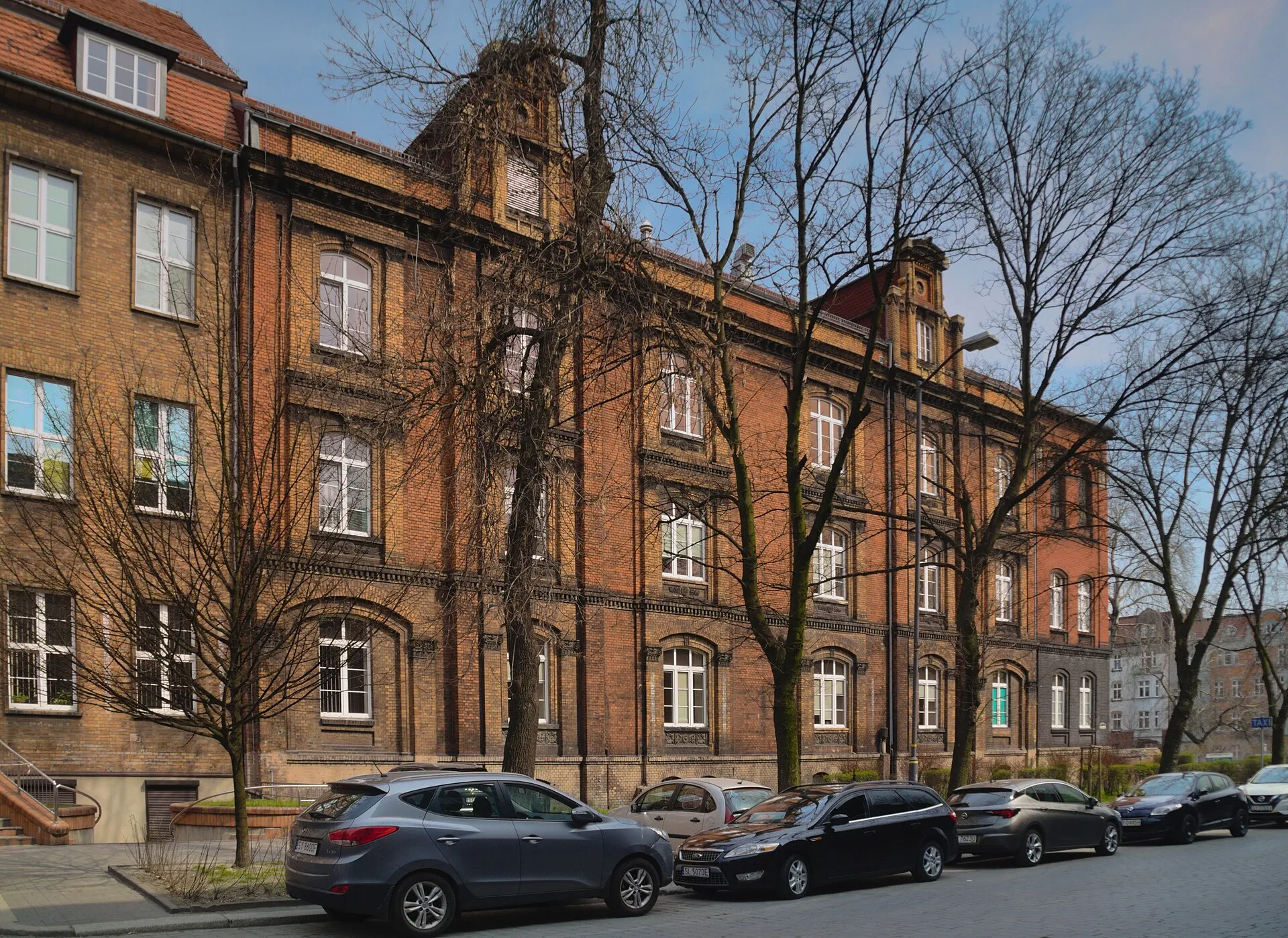 Fasada Szpitala Specjalistycznego nr 1 w Bytomiu w 2019 roku