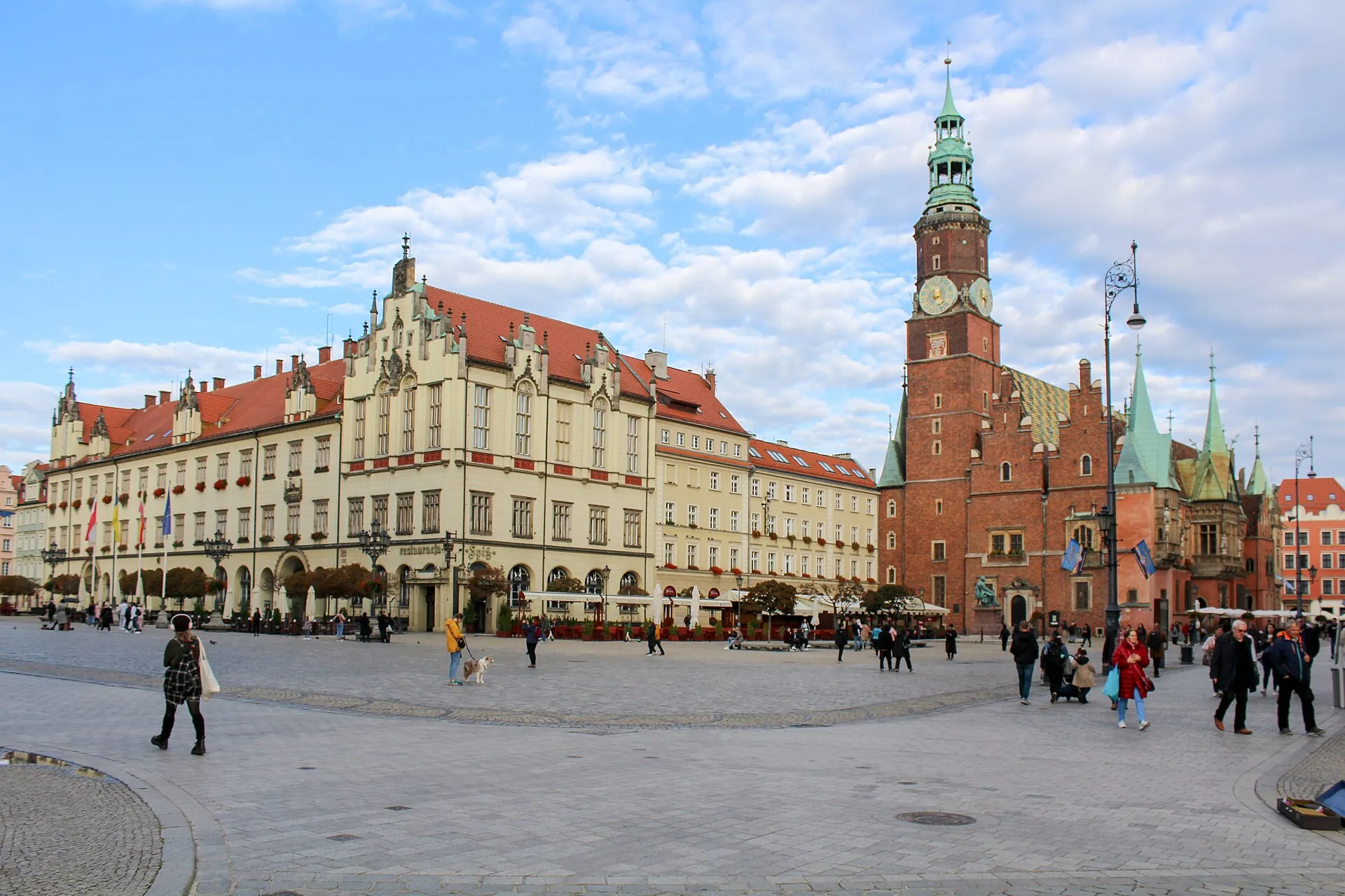 Stary i Nowy Ratusz na wrocławskim Rynku we wrześniu 2022 roku