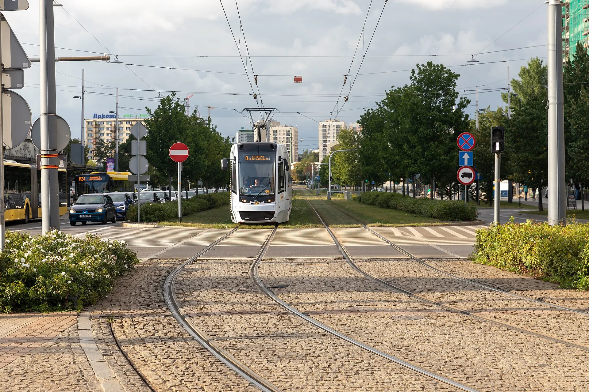 Tramwaj na ulicy Korfantego w Katowicach w 2024 roku