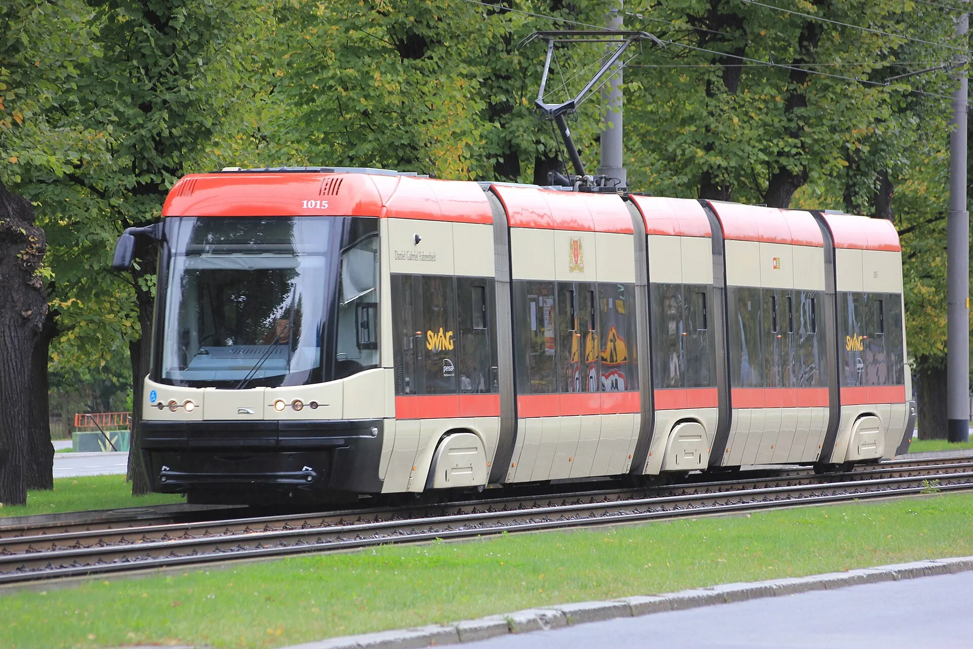 Tramwaj Pesa Swing na alei Zwycięstwa w Gdańsku w 2017 roku