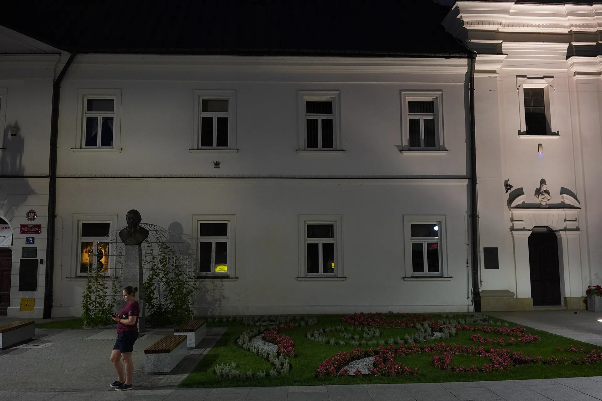 Budynek szkoły Stanisława Konarskiego w Rzeszowie nocą w czerwcu 2018 roku