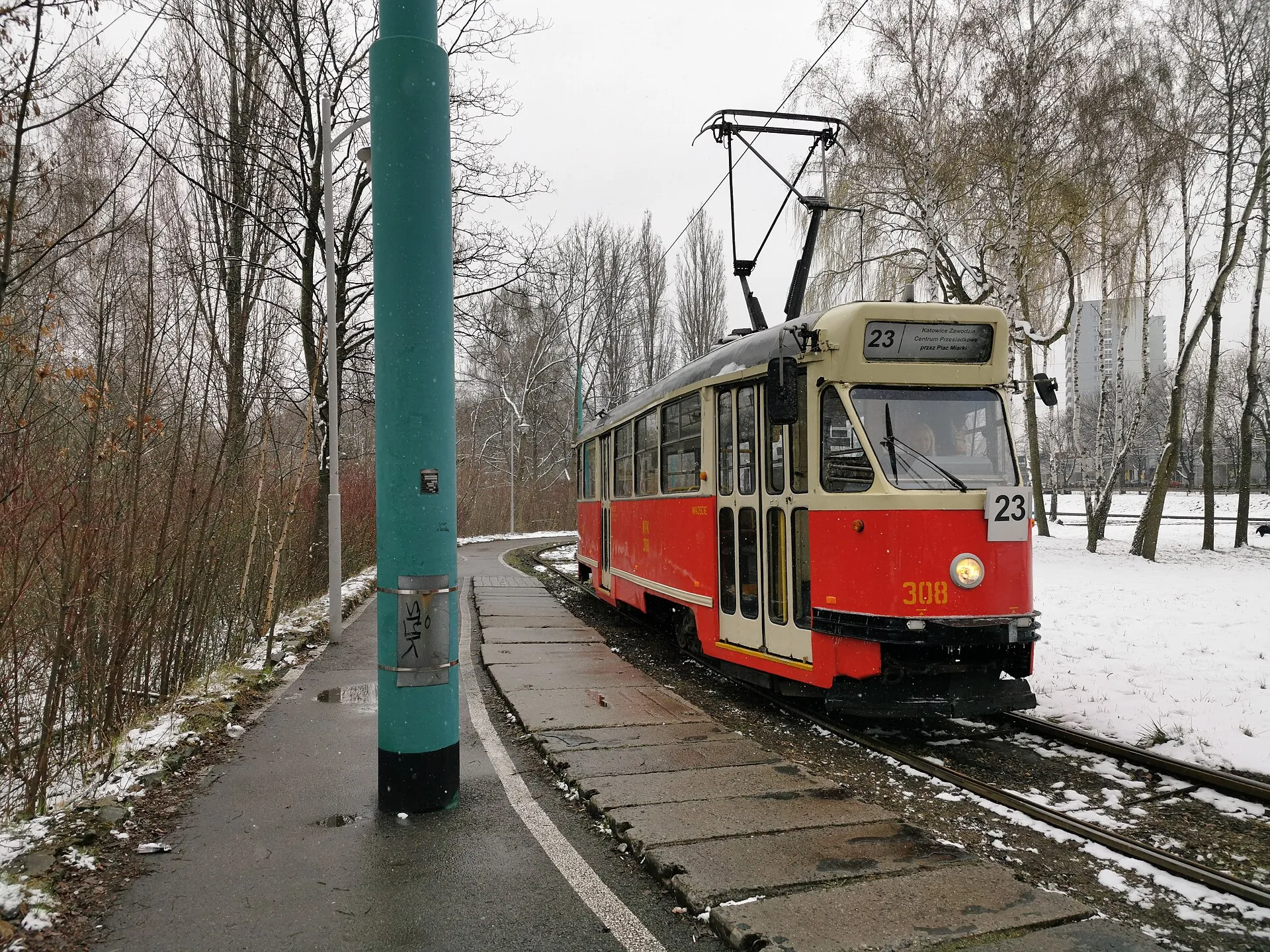 Tramwaj linii 23 na pętli Chorzów Stadion Śląski w 2022 roku