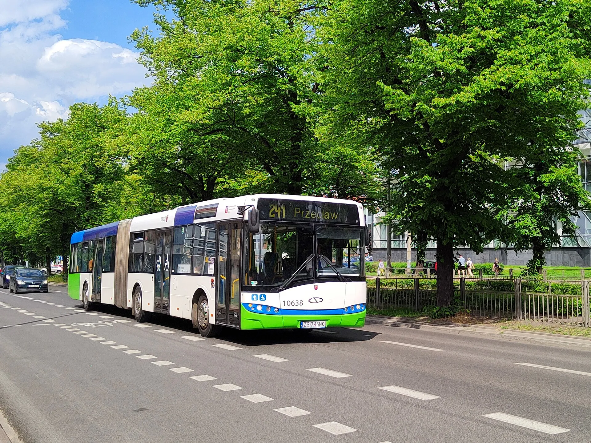 Autobus miejski linii 241 na alei Piastów w Szczecinie, 2022