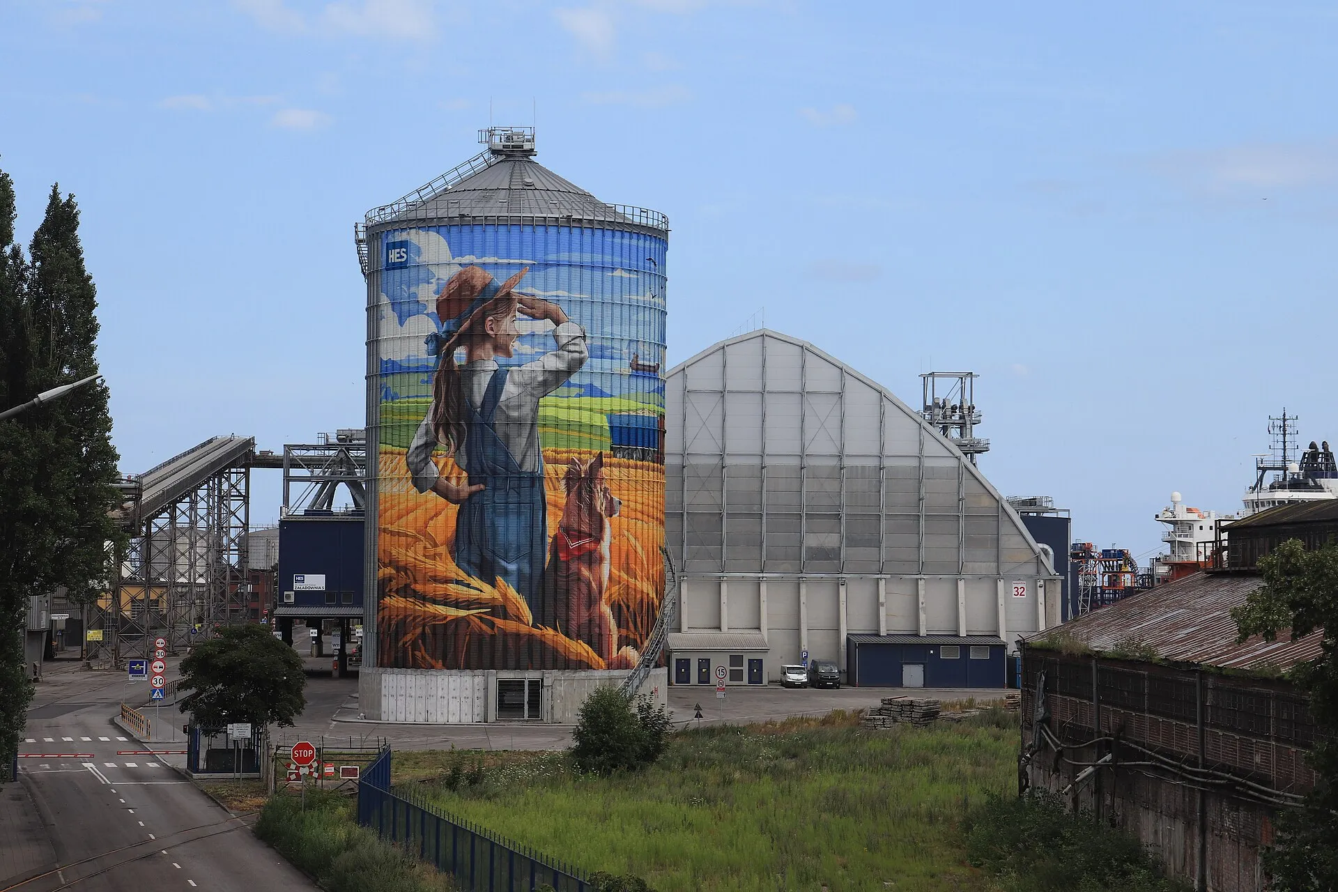Mural na silosach agroportu w Porcie Gdynia w 2026 roku