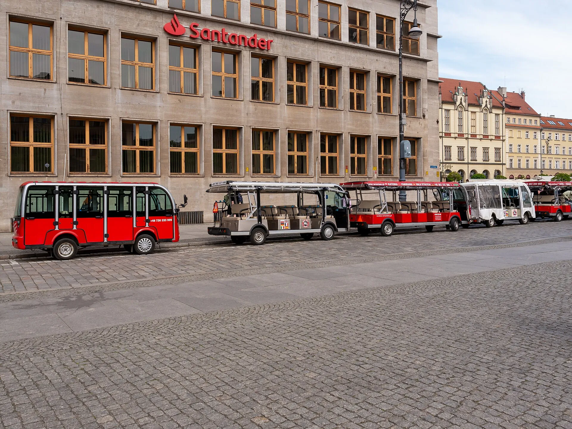 Elektryczne autobusy turystyczne na wrocławskim Starym Mieście w 2024 roku
