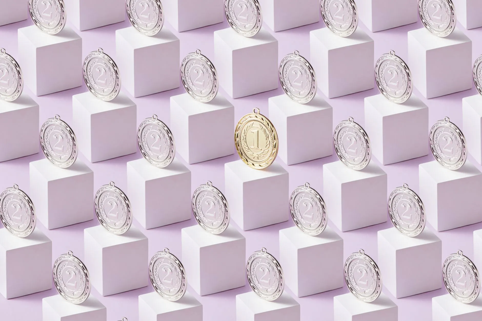 Złoty medal z numerem jeden wśród srebrnych medali na białych podestach