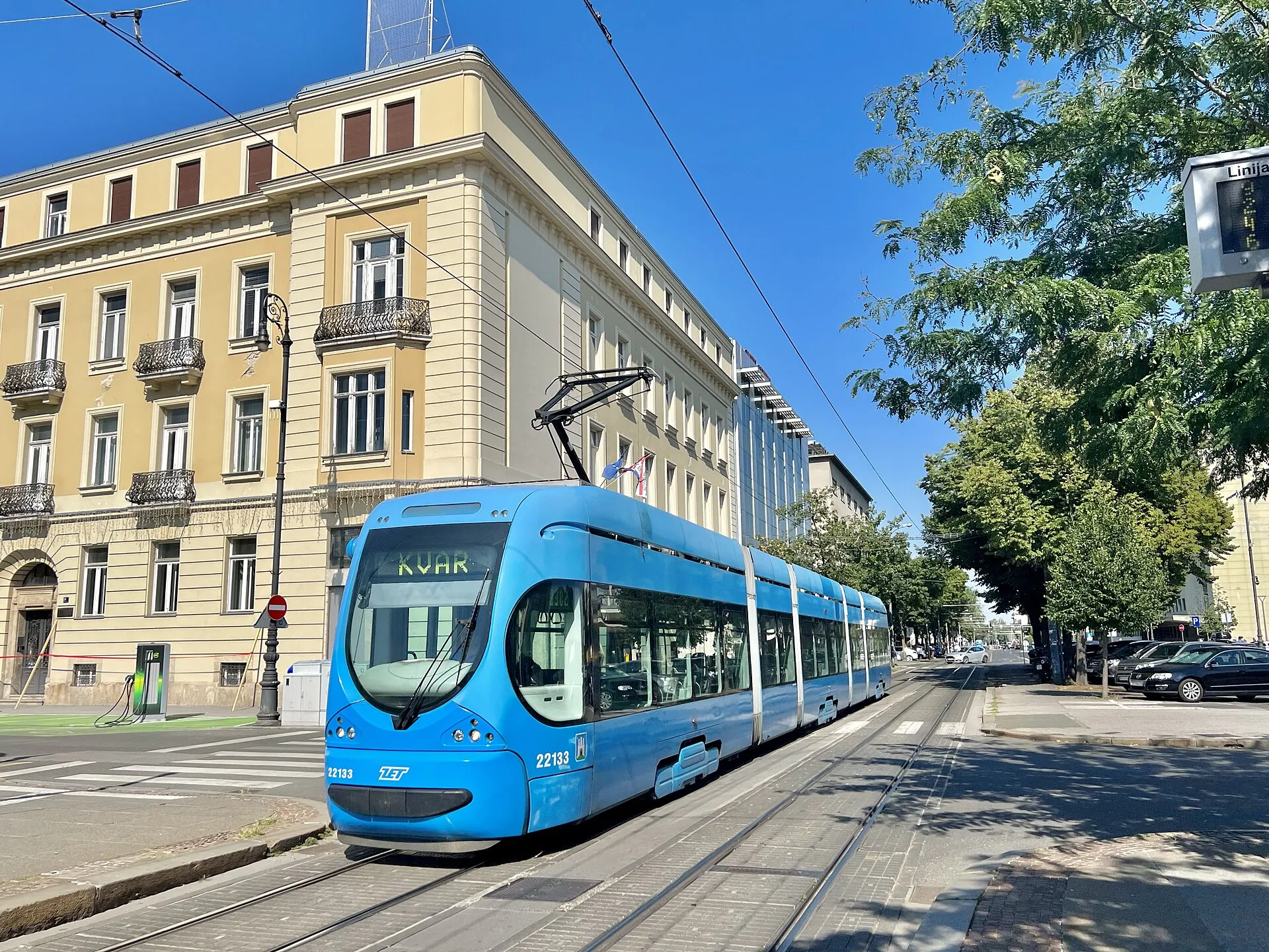 Niebieski tramwaj na ulicy w Zagrzebiu w lipcu 2022 roku