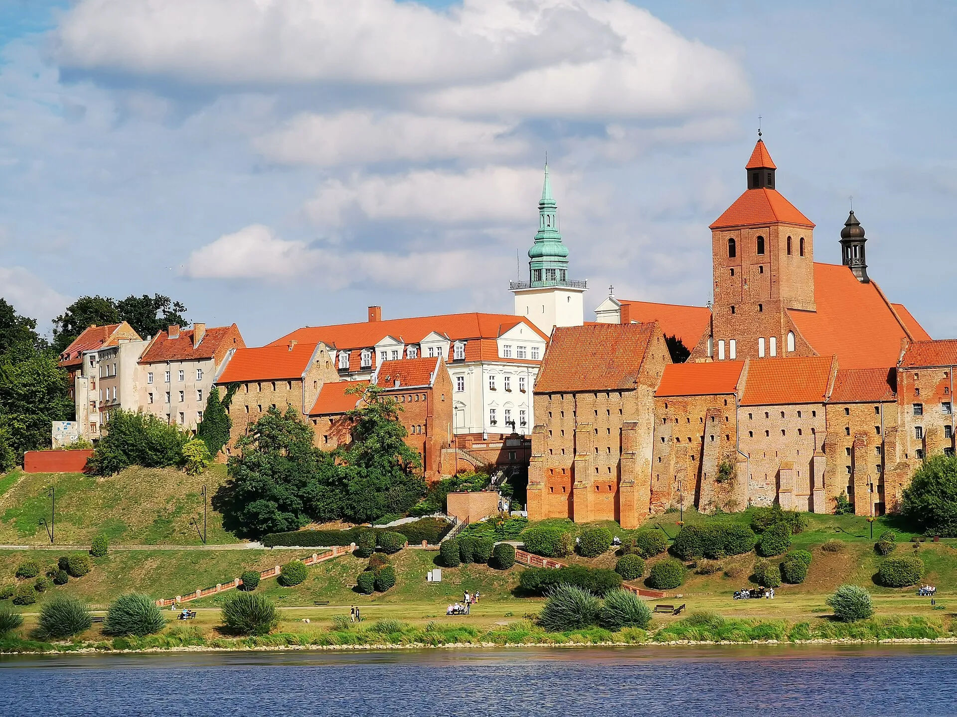 Panorama Grudziądza nad Wisłą z zabytkowymi spichrzami w 2020 roku