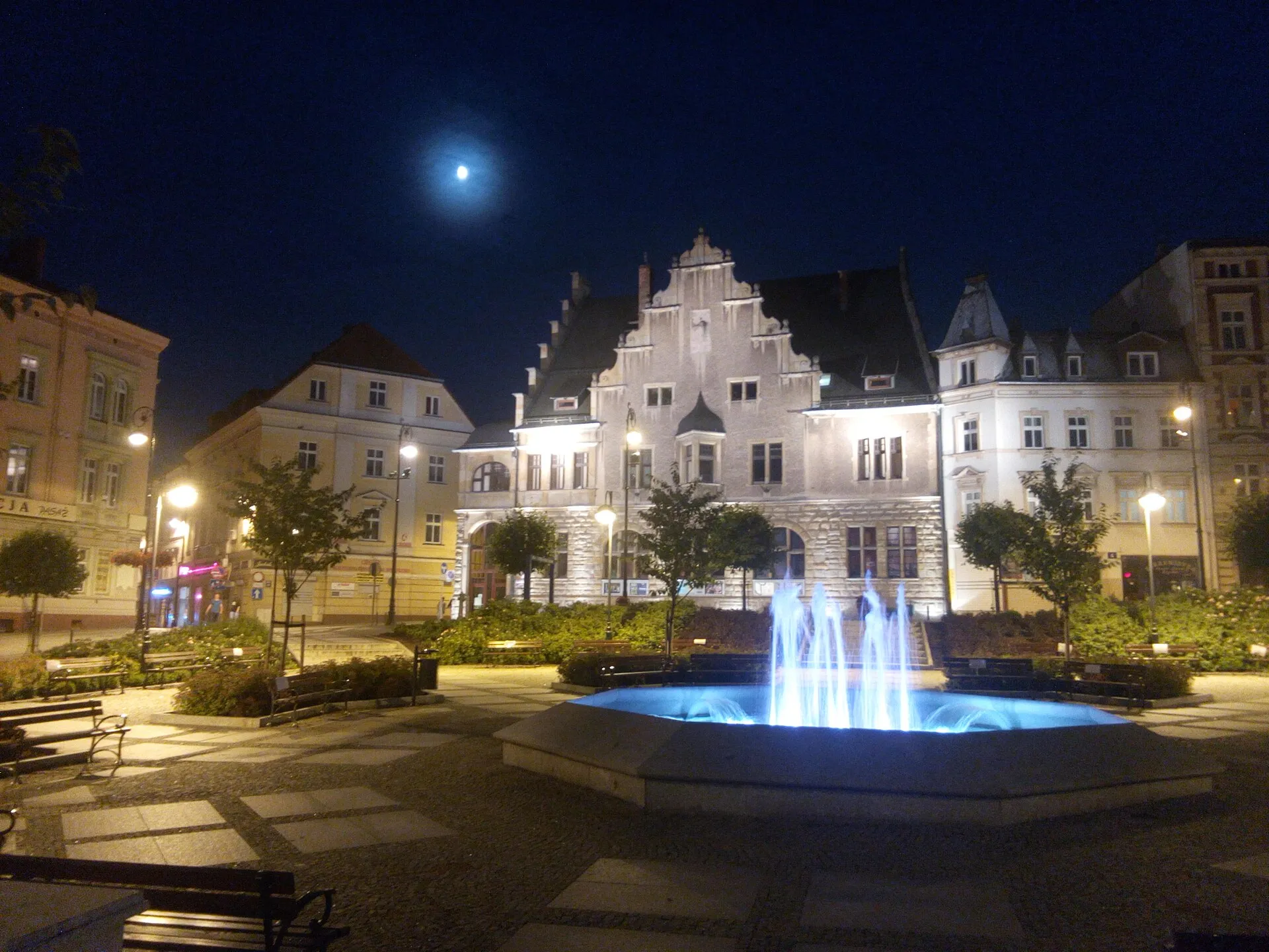 Plac Magistracki w Wałbrzychu nocą z podświetloną fontanną