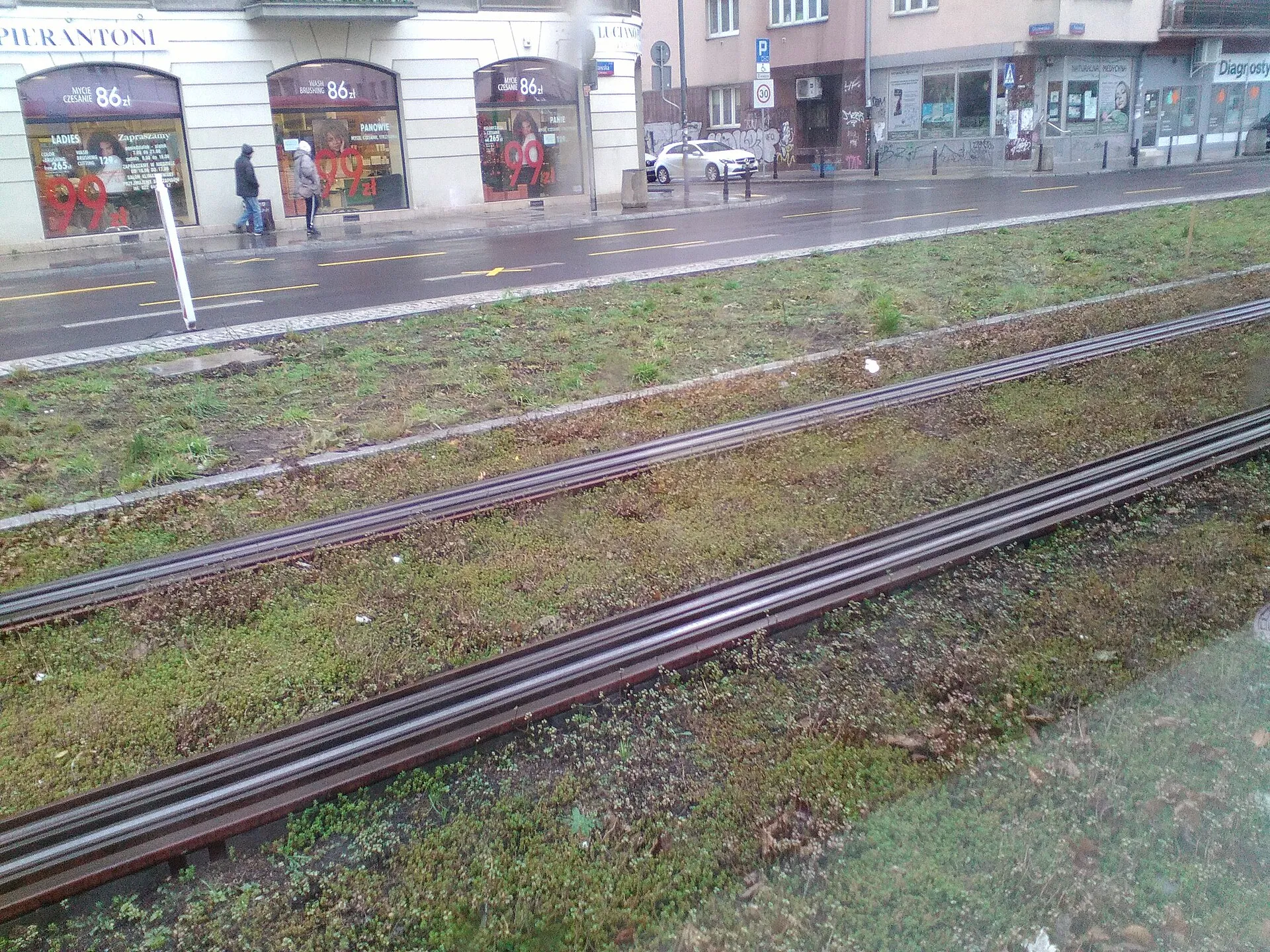 Zielone torowisko tramwajowe przy ulicy Puławskiej w Warszawie w 2024 roku