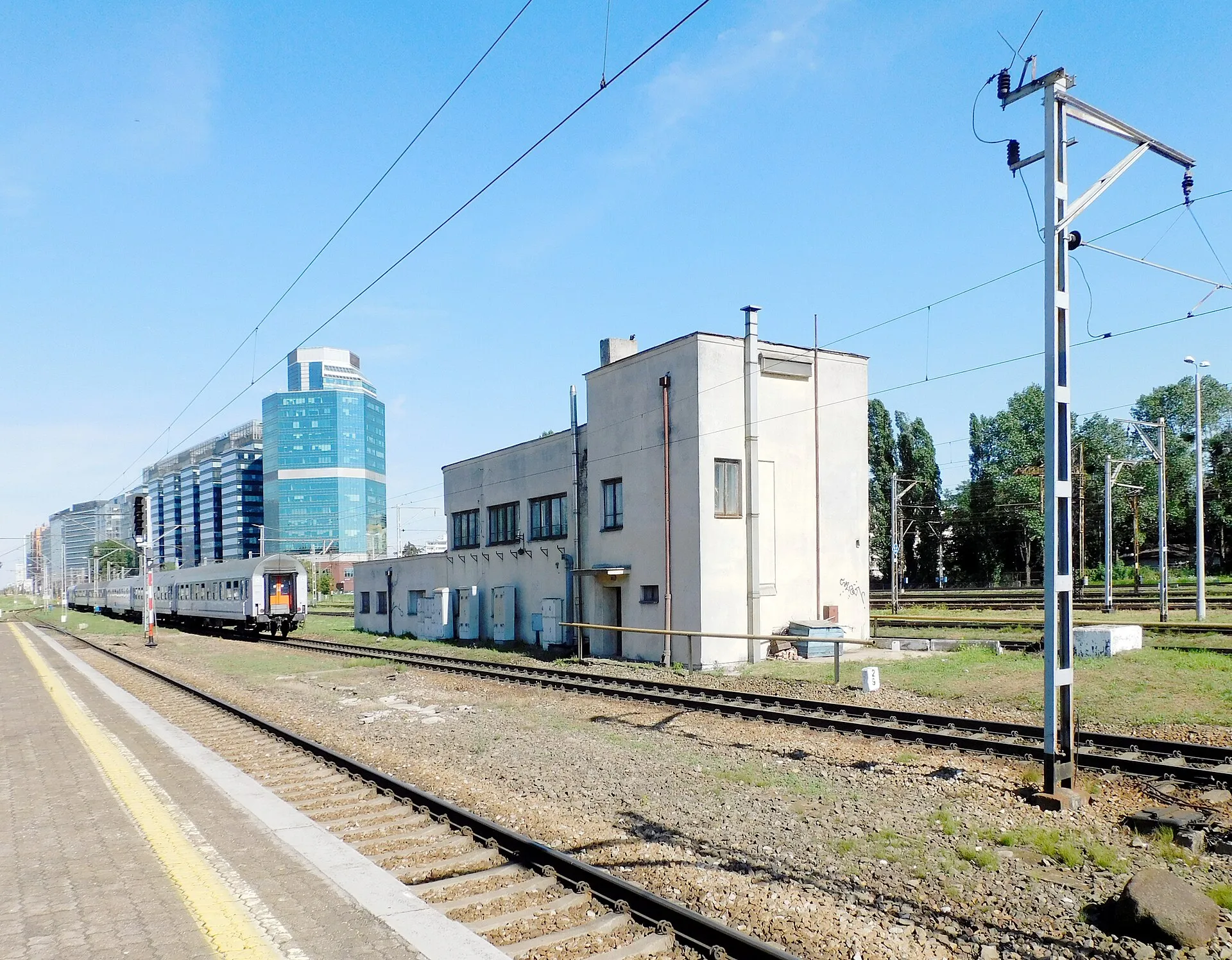 Budynek dawnej nastawni kolejowej na stacji Warszawa Zachodnia w 2020 roku