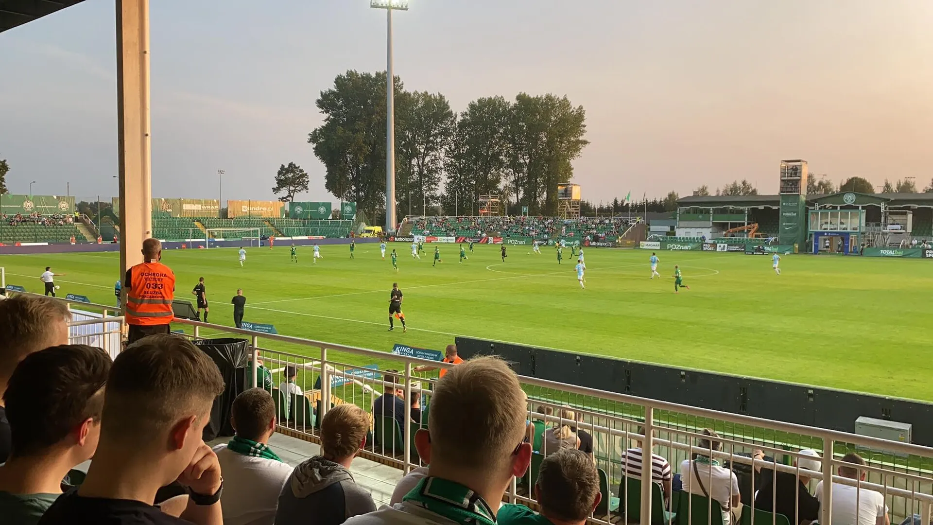 Mecz piłkarski na stadionie w Grodzisku Wielkopolskim w 2020 roku