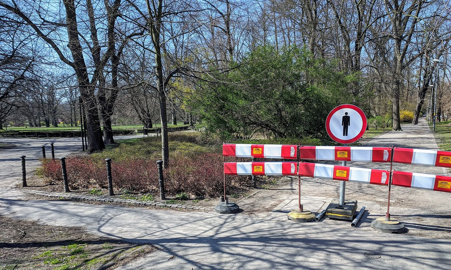 Zamknięte wejście do Parku Południowego we Wrocławiu w 2020 roku