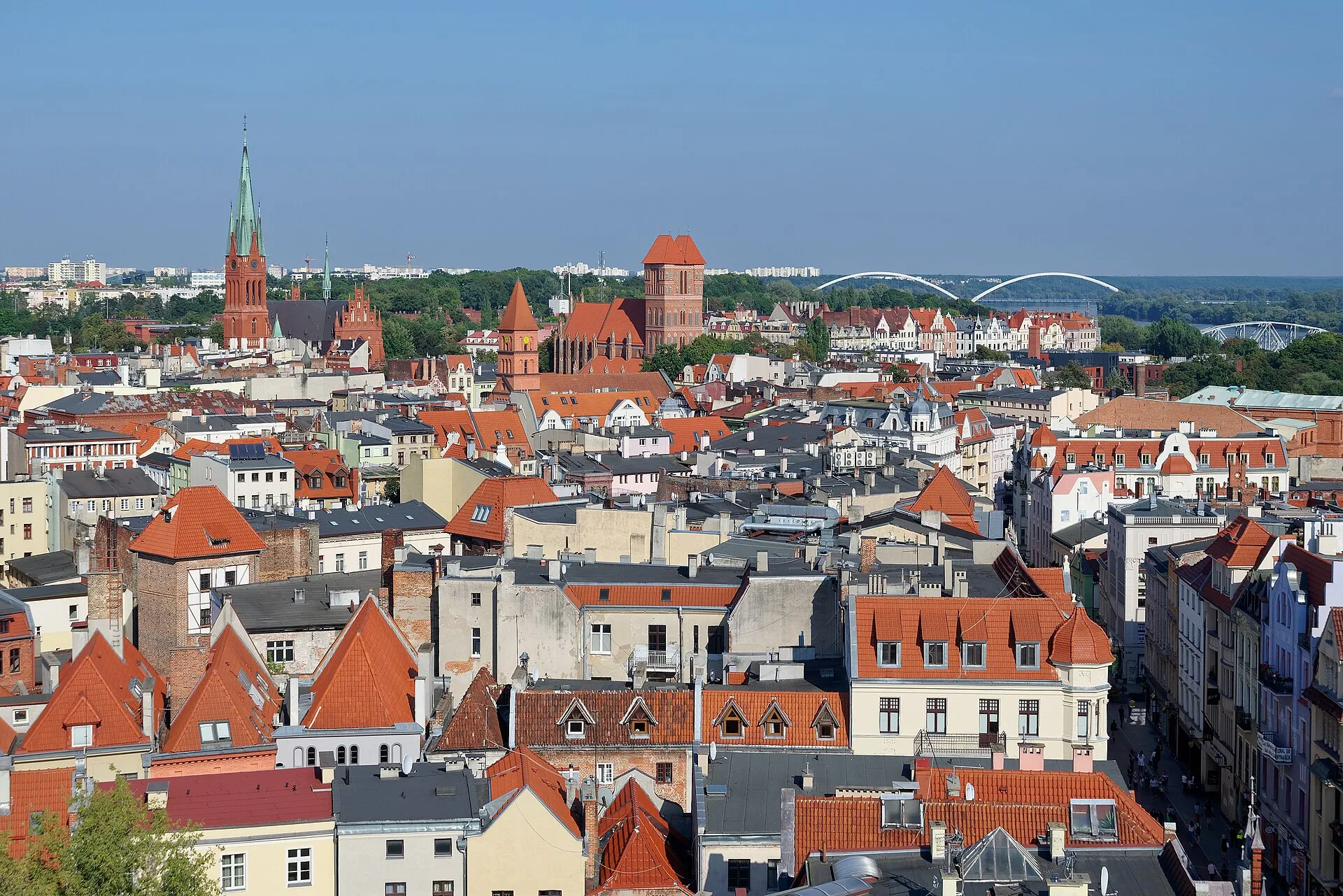Panorama Torunia widziana z wieży ratuszowej w 2021 roku