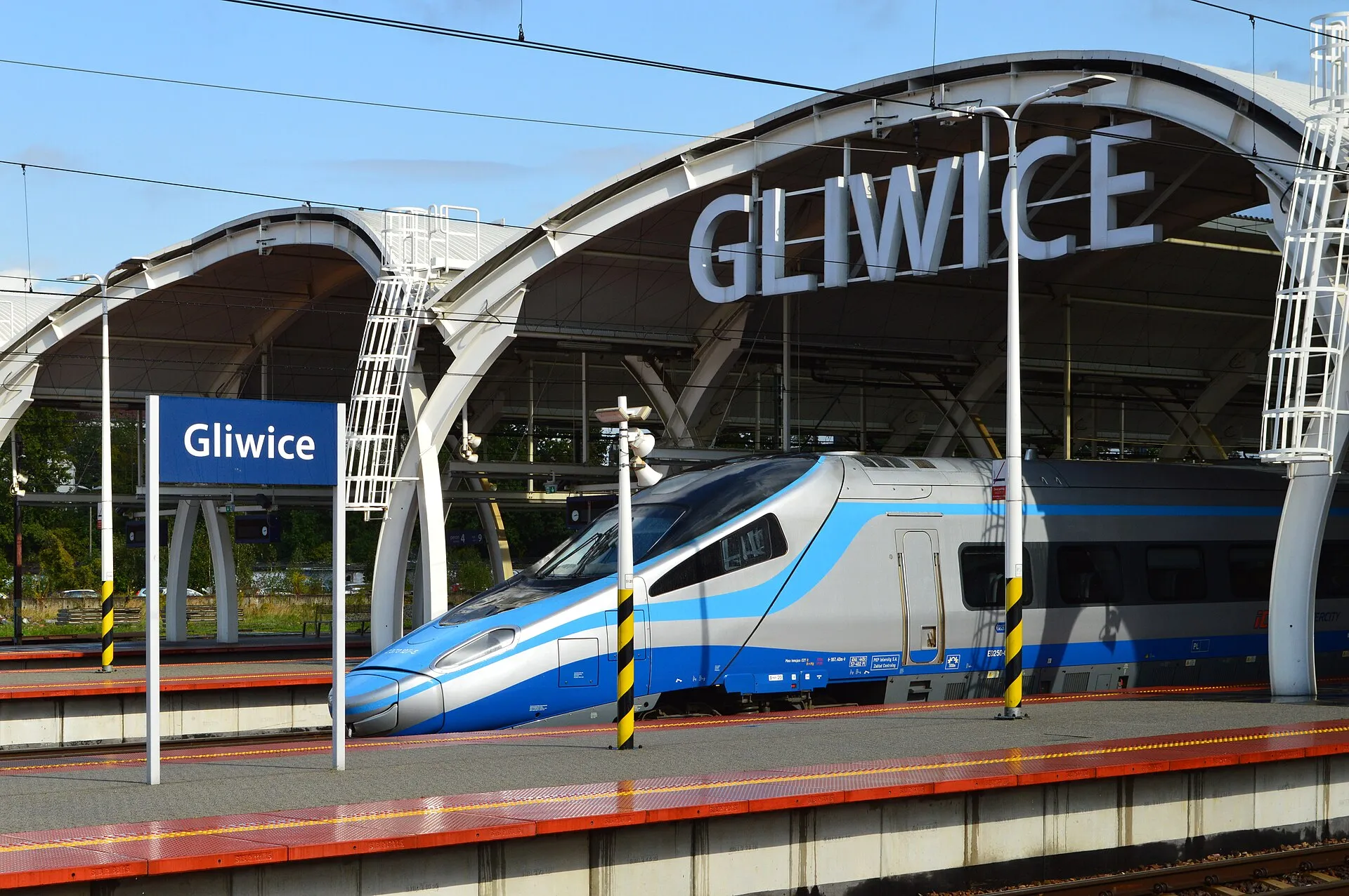 Pociąg PKP Intercity przy dworcu kolejowym w Gliwicach w 2019 roku