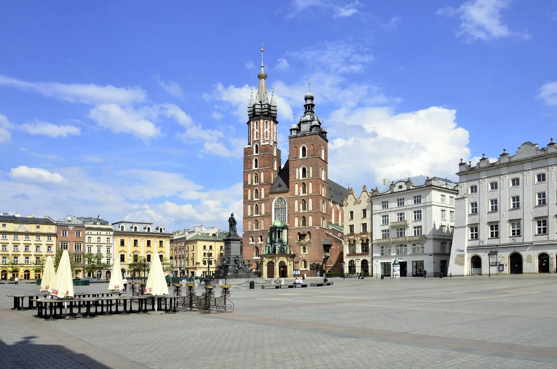 Pusty Rynek Główny w Krakowie podczas pandemii w kwietniu 2020 roku