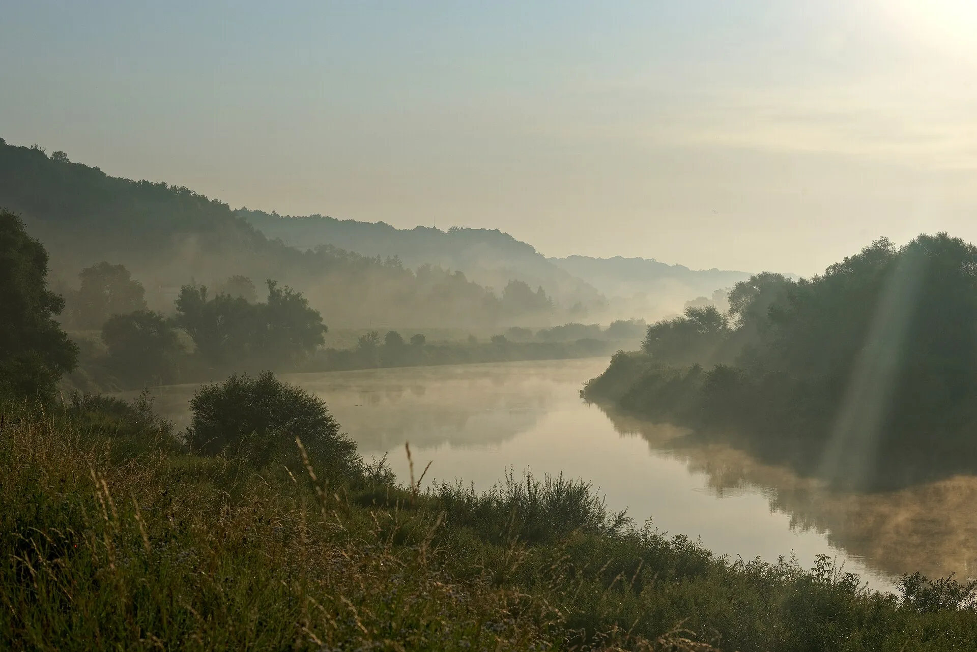 Poranna mgła nad Wisłą w Krakowie w sierpniu 2020 roku