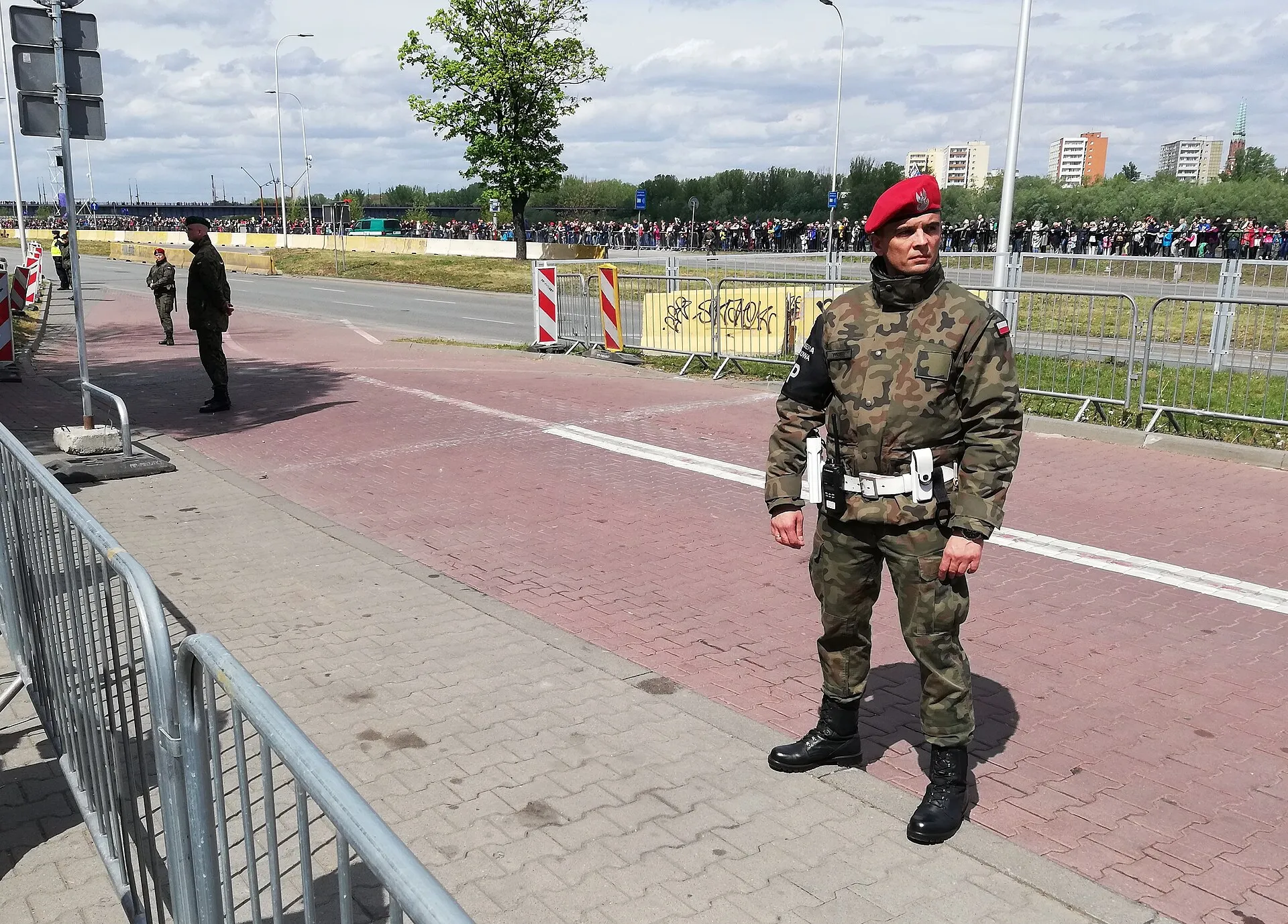 Żołnierze przy wjeździe do tunelu Wisłostrady w Warszawie w maju 2019 roku