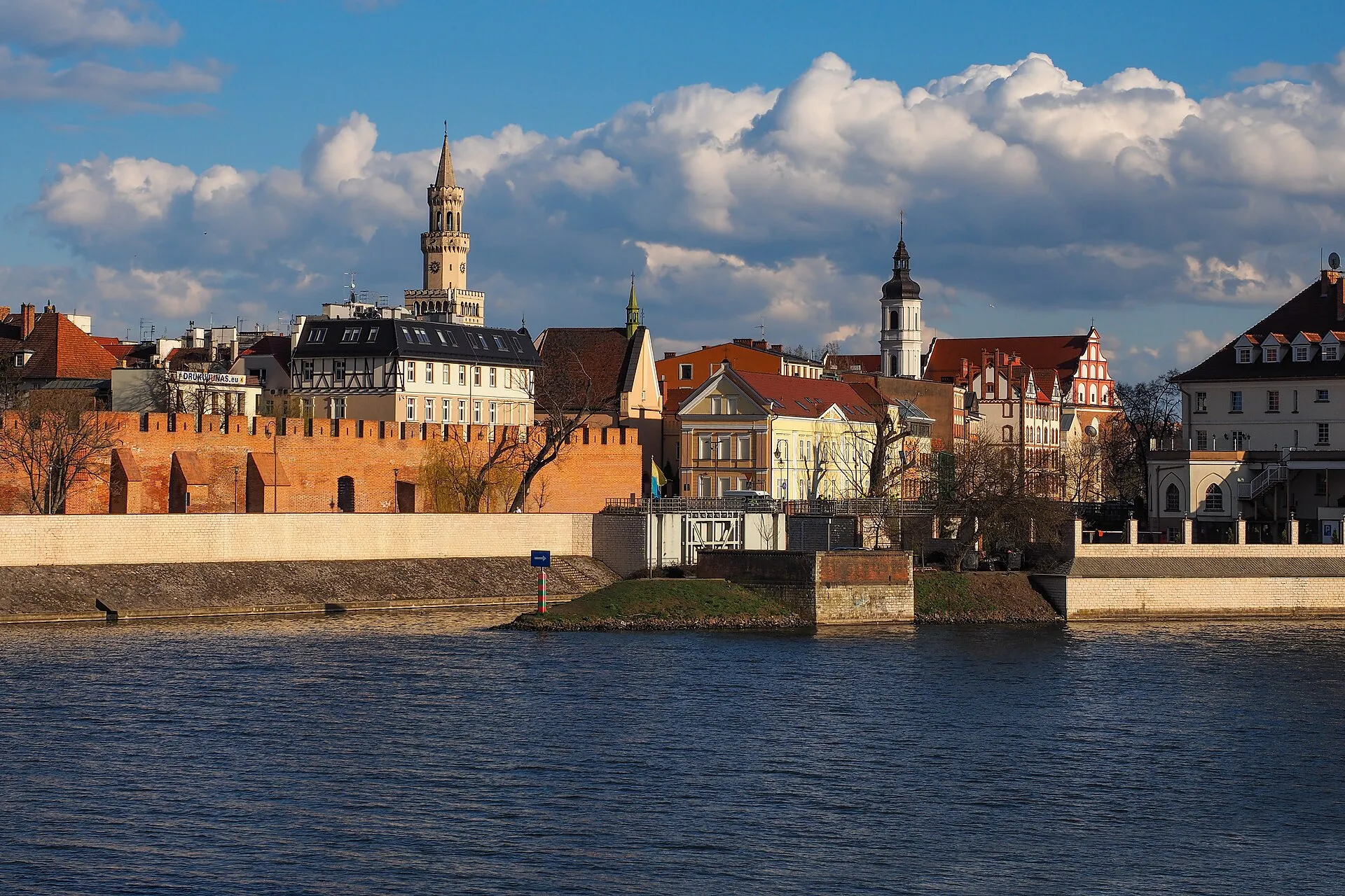 Widok na opolskie Stare Miasto nad Odrą w 2017 roku