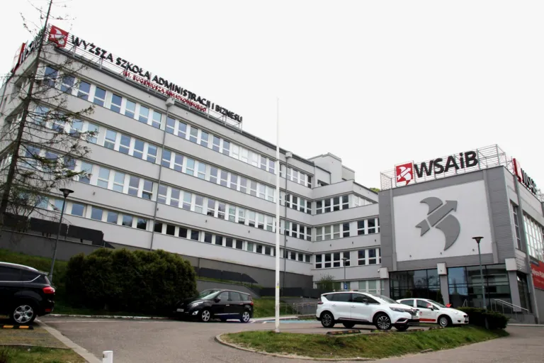 Budynek Wyższej Szkoły Administracji i Biznesu w Gdyni w 2019 roku