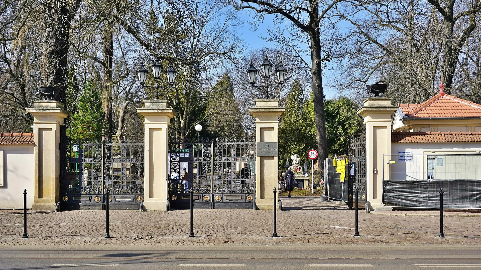 Brama Cmentarza Rakowickiego w Krakowie w 2025 roku