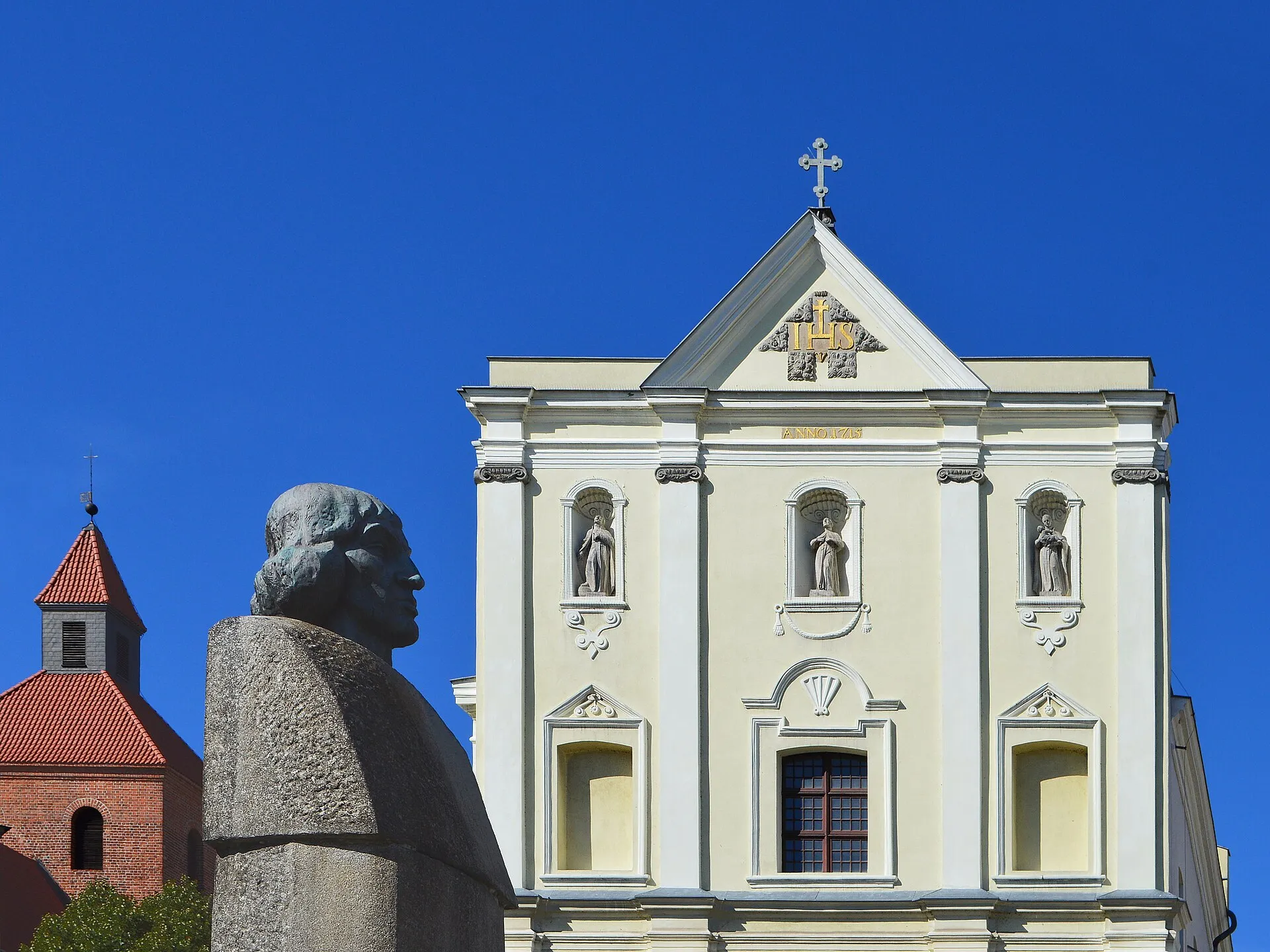 Pomnik Mikołaja Kopernika i kościół św. Franciszka Ksawerego w Grudziądzu
