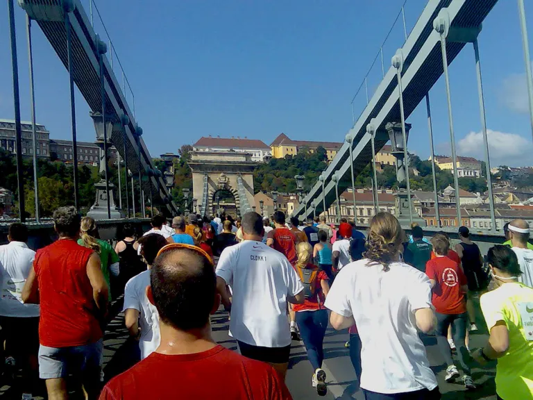Biegacze podczas półmaratonu w Budapeszcie na Moście Łańcuchowym w 2010 roku