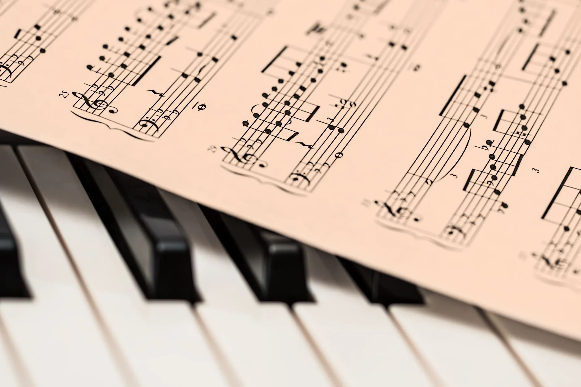 Kartka z nutami ułożona na czarno-białych klawiszach instrumentu
