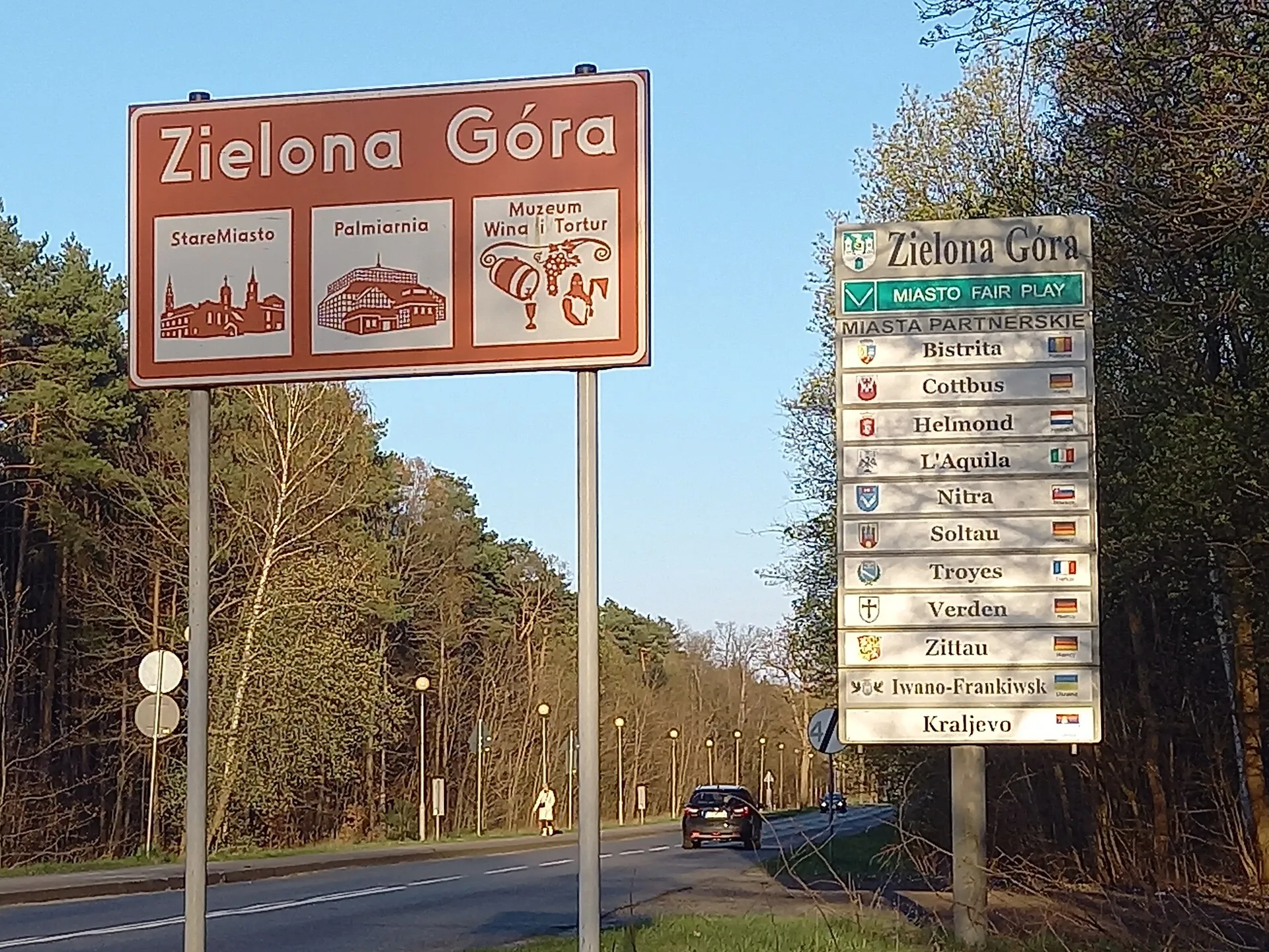 Wjazd do Zielonej Góry z tablicami miast partnerskich, 2022