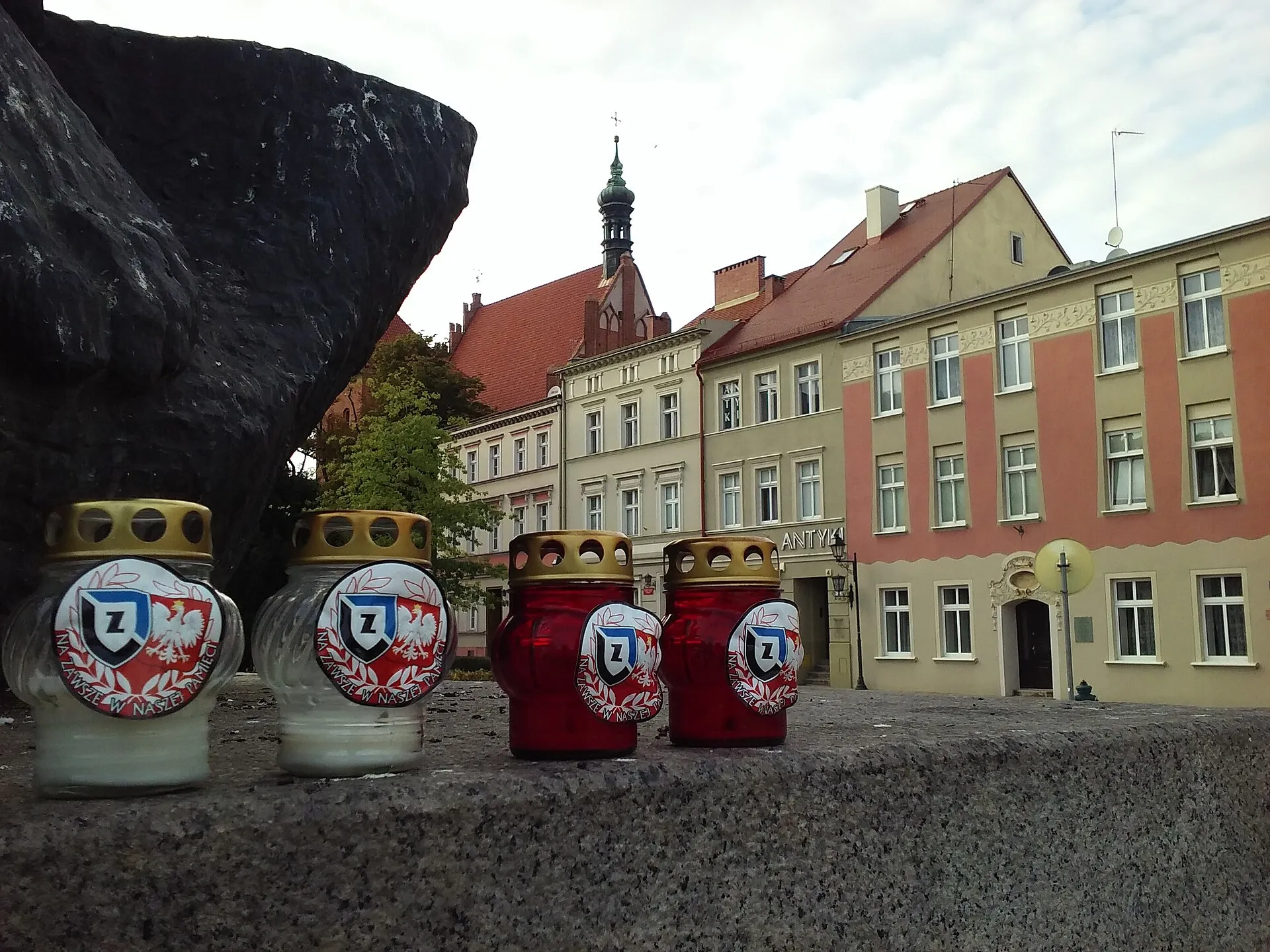 Znicze z herbem Zawiszy Bydgoszcz na Starym Rynku w 2016 roku