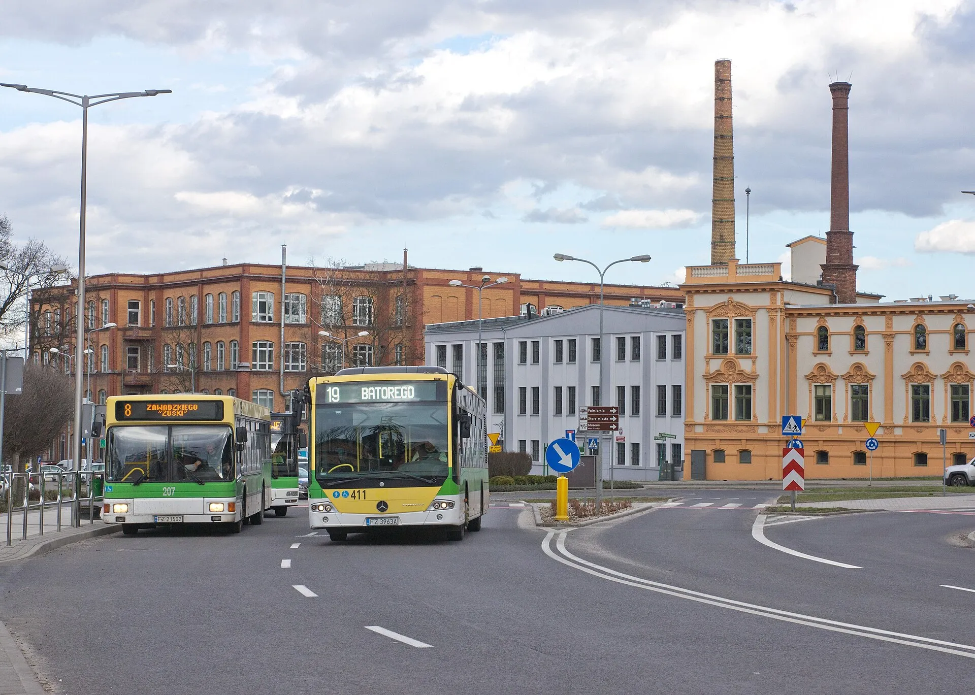 Autobusy miejskie na ulicy w Zielonej Górze w marcu 2019 roku